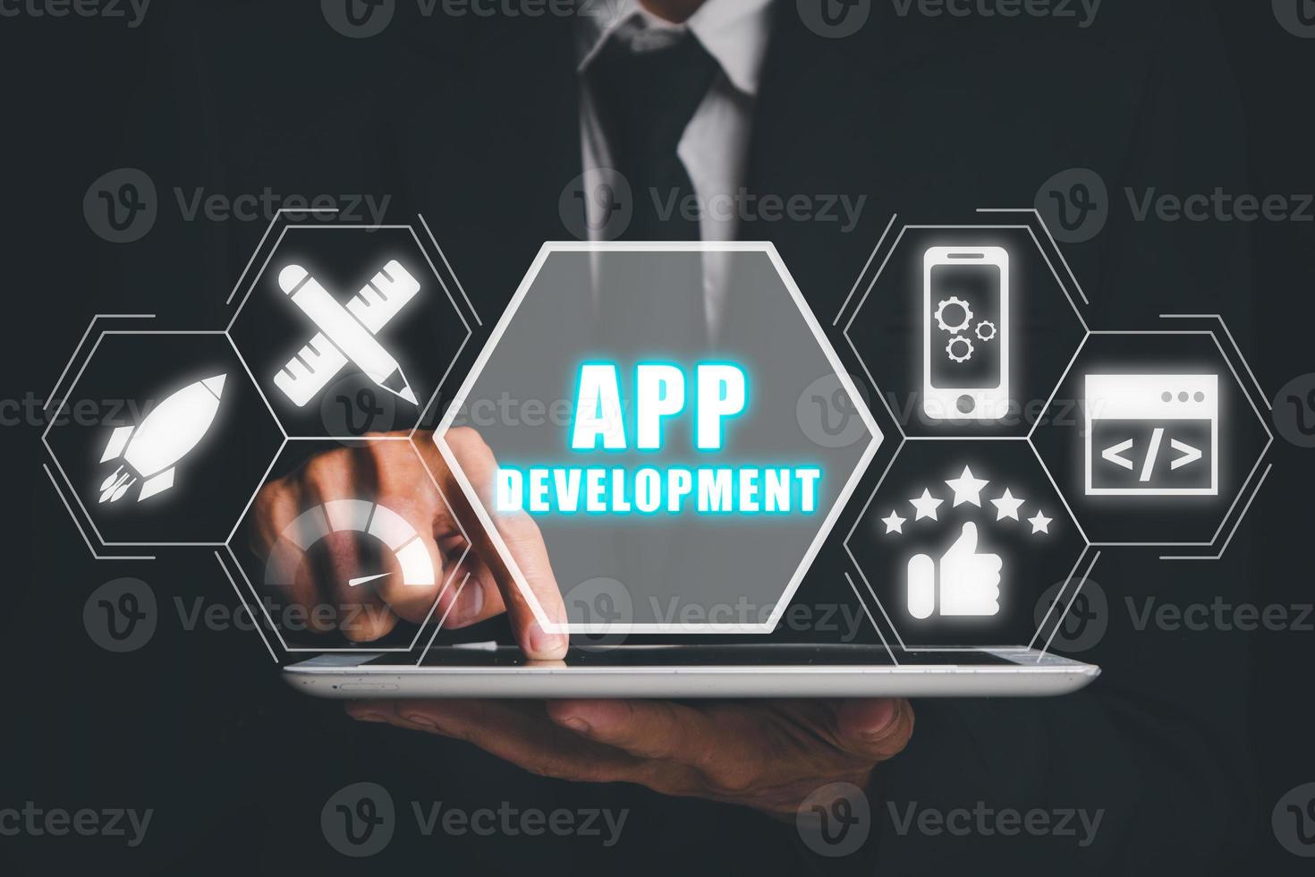 app ontwikkeling concept, persoon hand- gebruik makend van tablet met app ontwikkeling icoon Aan virtueel scherm achtergrond, ontwerpen toepassing voor mobiel telefoon. foto