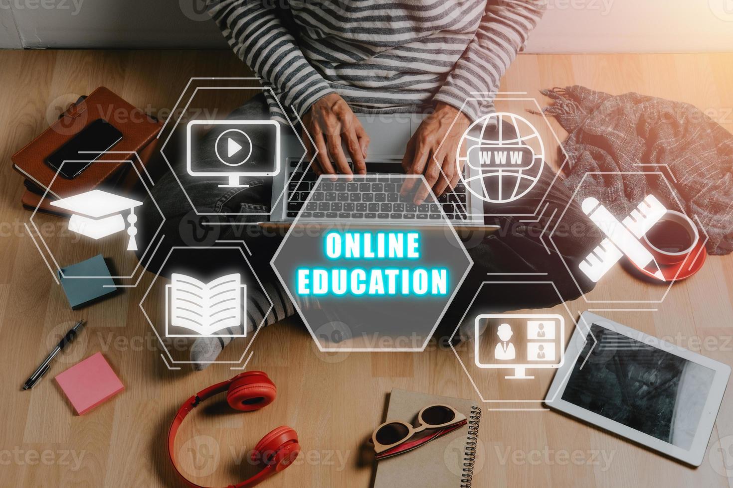 e-learning opleiding, internet lessen en online webinar, persoon gebruik makend van laptop computer met online onderwijs icoon Aan virtueel scherm. foto