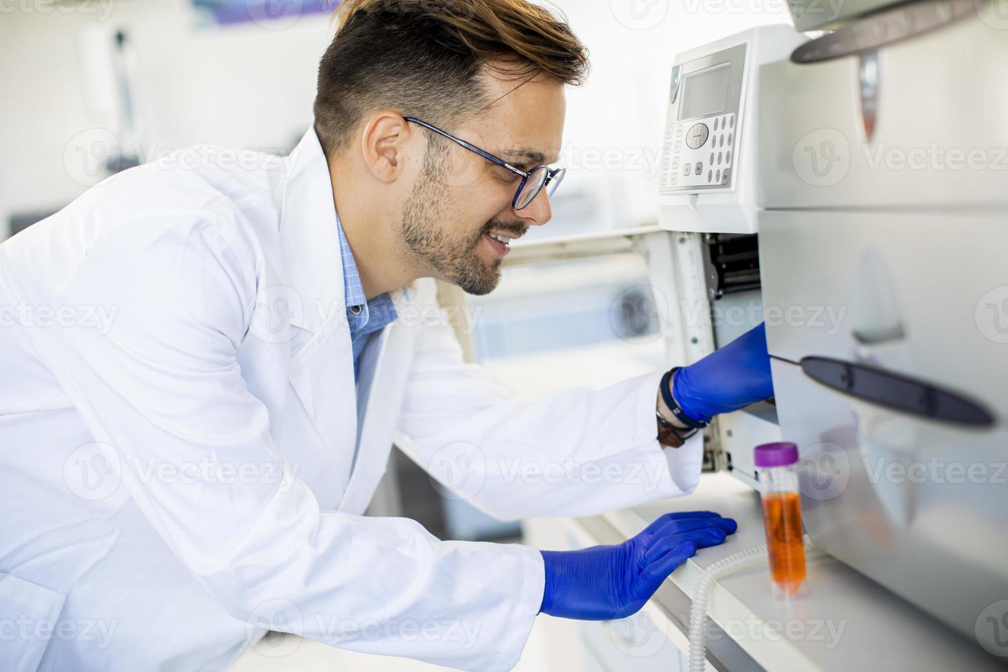 onderzoeker die met laboratoriumapparatuur werkt foto