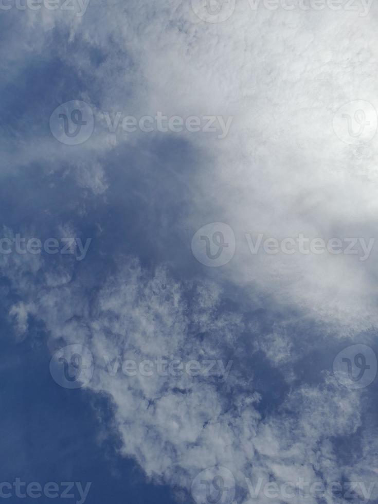 mooi wit wolken Aan diep blauw lucht achtergrond. groot helder zacht pluizig wolken zijn Hoes de geheel blauw lucht. foto