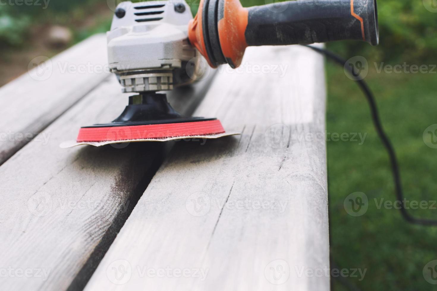 Slijper dichtbij omhoog. Mens poetsmiddelen de bord Aan de bank. foto