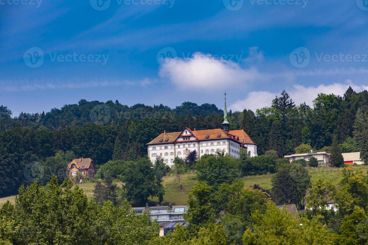 klooster heilige anna op het meer van Luzern in zwitserland foto