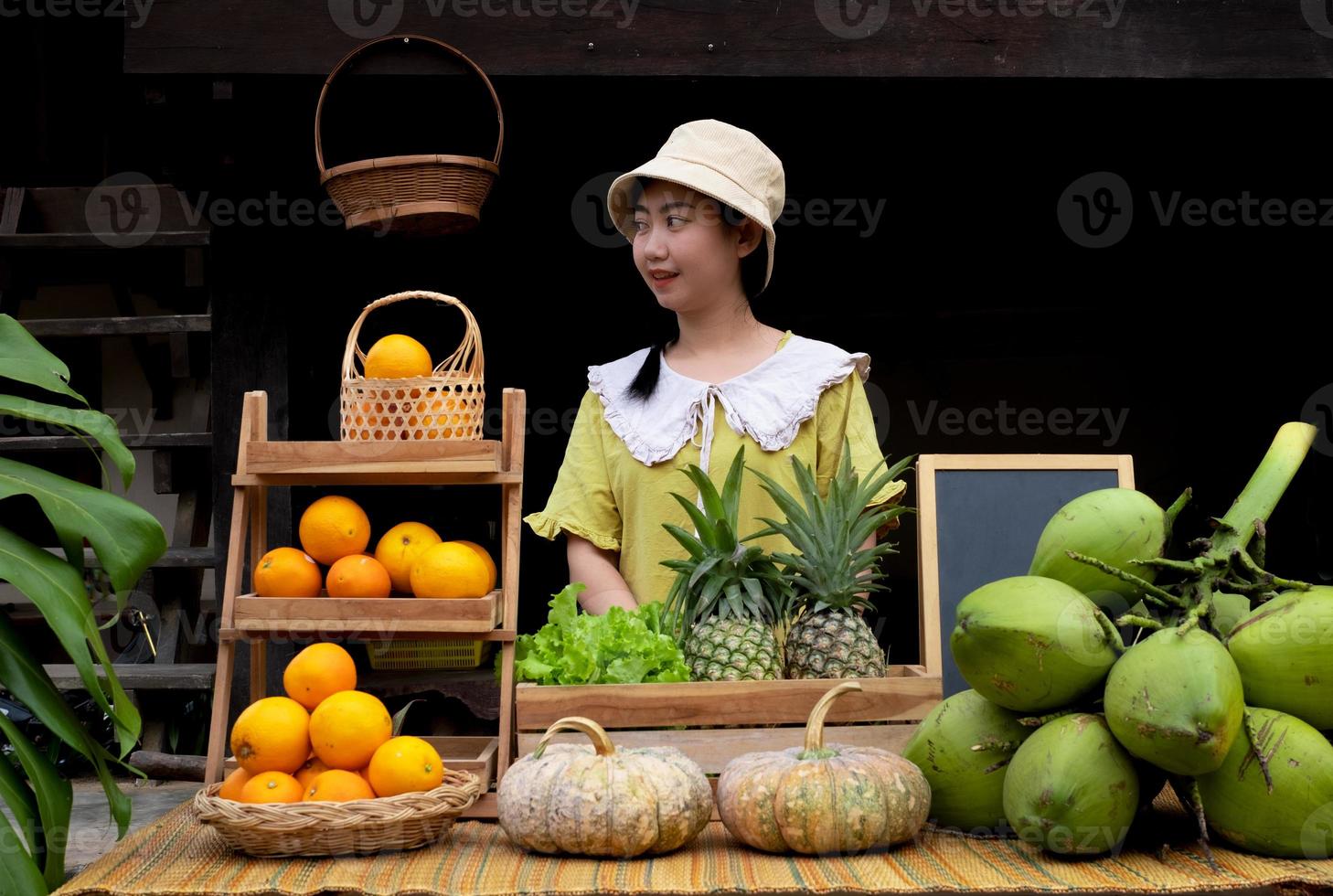 Azië vrouw verkoop een natuurlijk verscheidenheid van fruit Bij de boerderij blijven foto