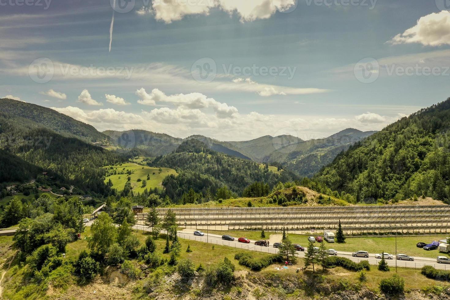 luchtfoto op zonnepanelen op de Tara-berg in Servië foto