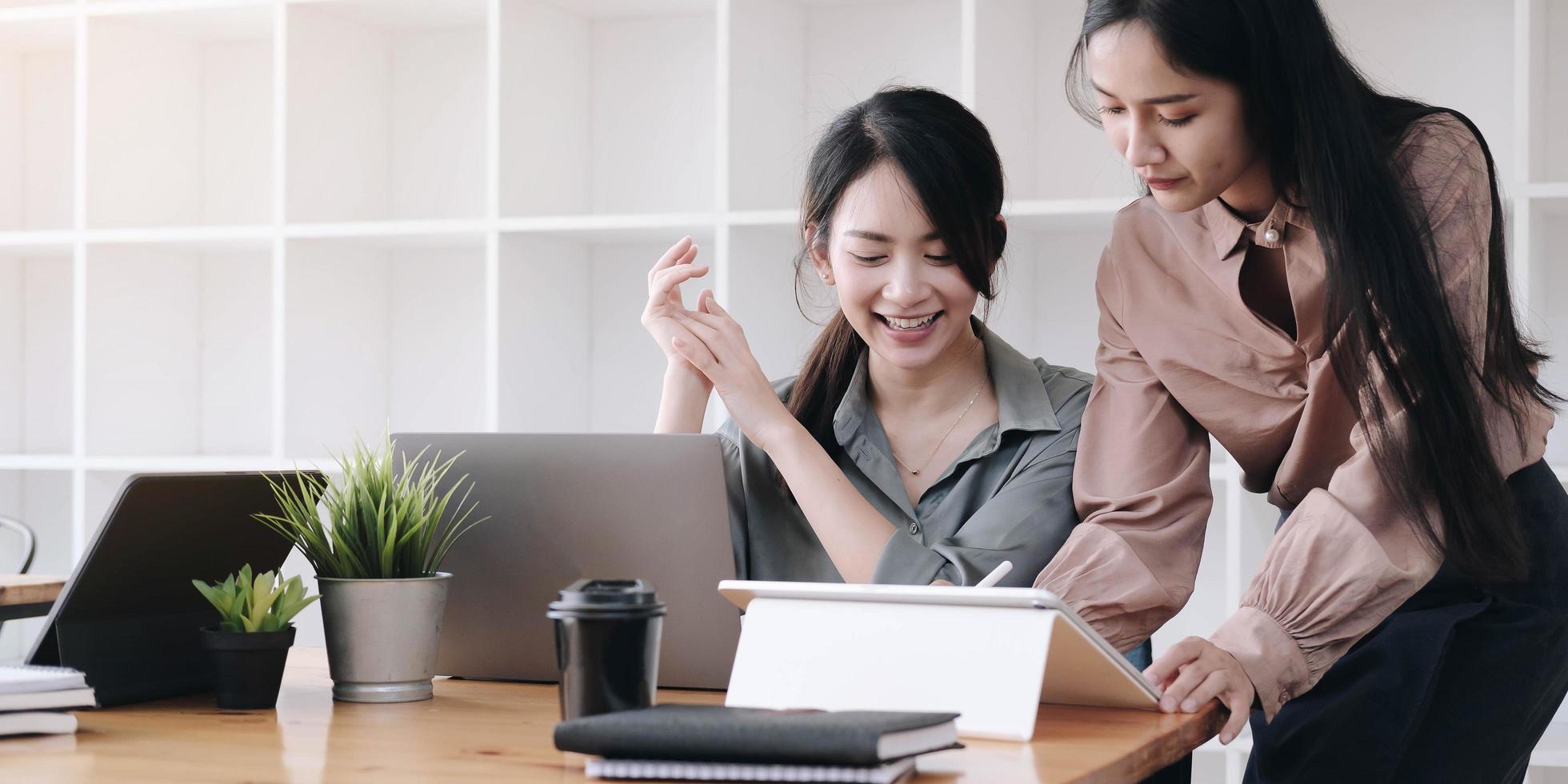 vrouwen slepen met behulp van een tablet foto