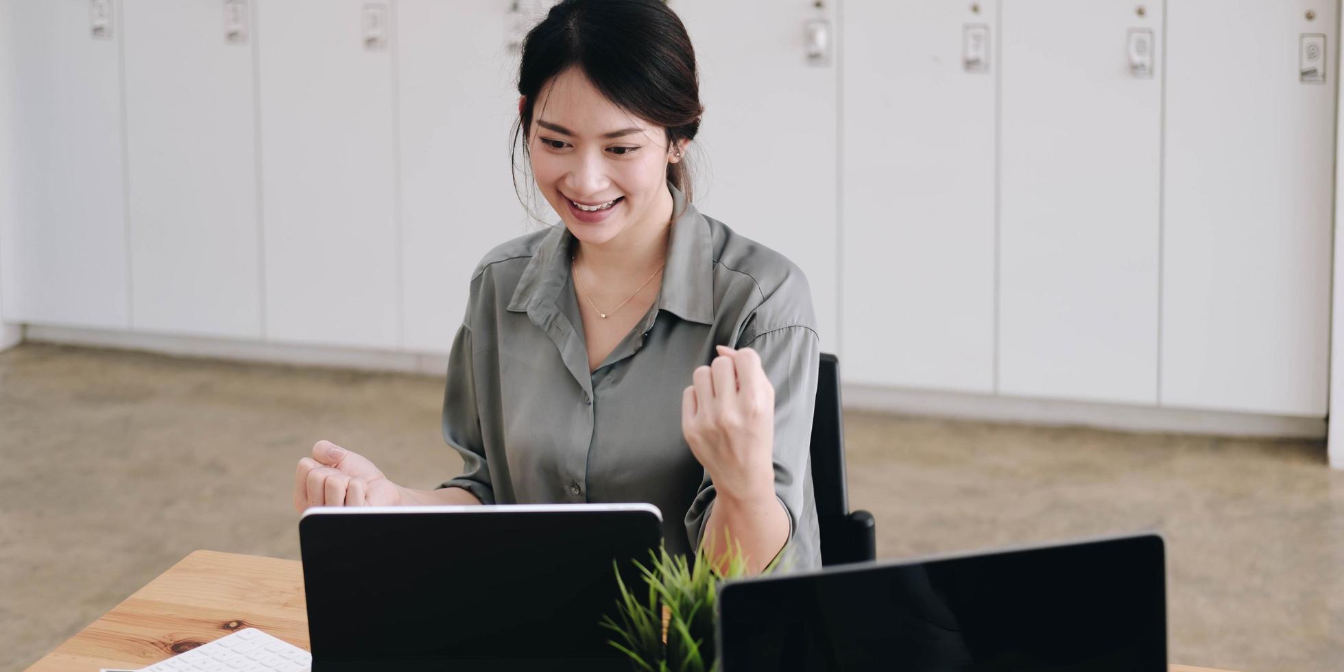 gelukkige professional aan het bureau foto