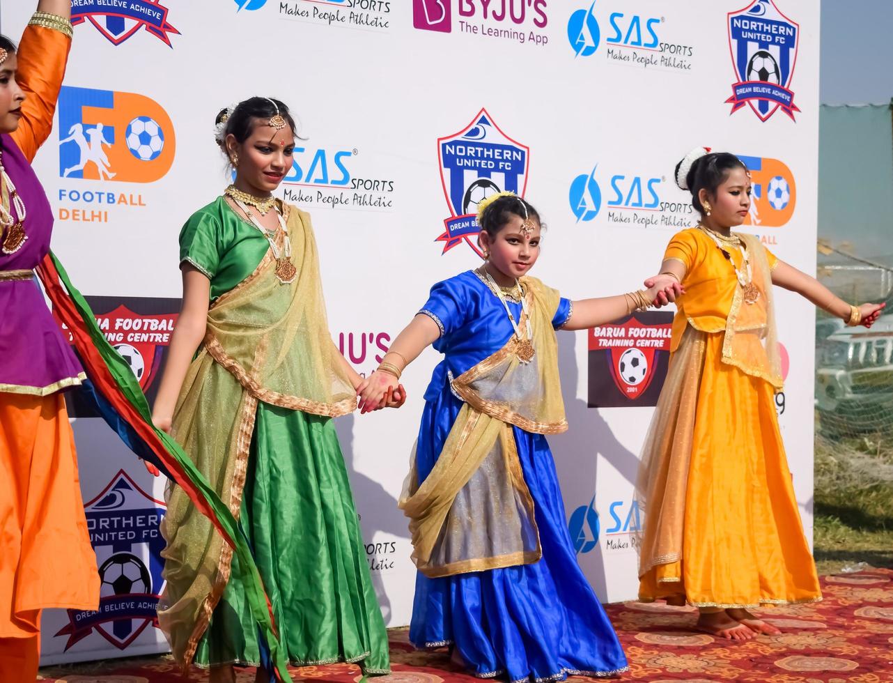 Delhi, Indië - maart 11 2023 - bharathanatyam Indisch klassiek odissi dansers het uitvoeren van Bij fase. mooi Indisch meisje dansers in de houding van Indisch dans. Indisch klassiek dans bharatanatyam foto