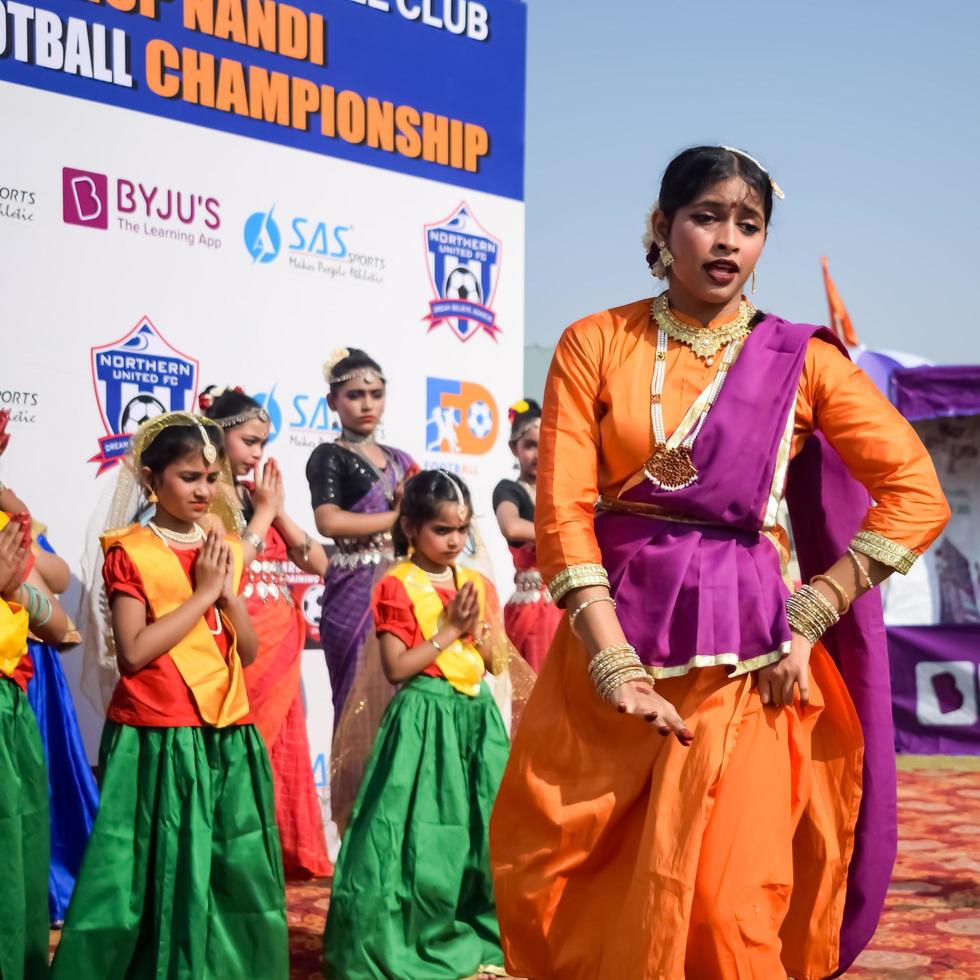 Delhi, Indië - maart 11 2023 - bharathanatyam Indisch klassiek odissi dansers het uitvoeren van Bij fase. mooi Indisch meisje dansers in de houding van Indisch dans. Indisch klassiek dans bharatanatyam foto