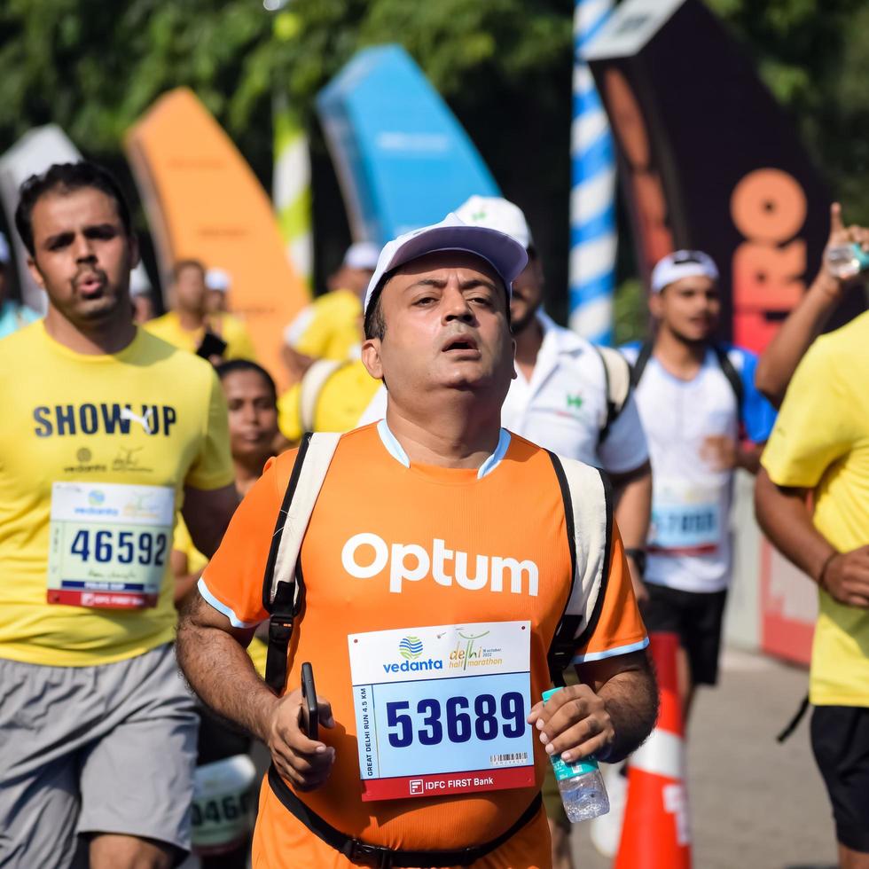 nieuw Delhi, Indië - maart 16 2023 - vedanta Delhi voor de helft marathon ras na covid in welke marathon deelnemers over naar kruis de af hebben lijn, Delhi voor de helft marathon 2022 foto