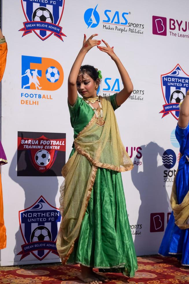 Delhi, Indië - maart 11 2023 - bharathanatyam Indisch klassiek odissi dansers het uitvoeren van Bij fase. mooi Indisch meisje dansers in de houding van Indisch dans. Indisch klassiek dans bharatanatyam foto