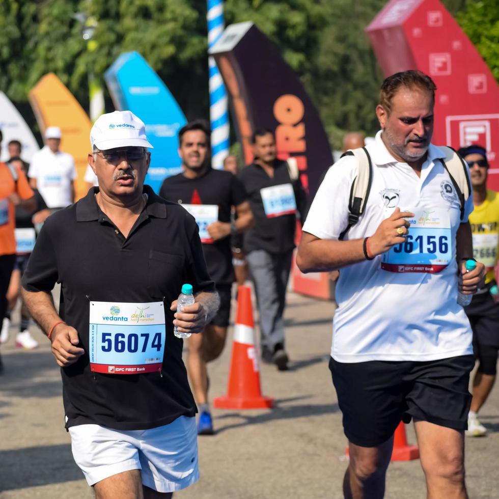 nieuw Delhi, Indië - maart 16 2023 - vedanta Delhi voor de helft marathon ras na covid in welke marathon deelnemers over naar kruis de af hebben lijn, Delhi voor de helft marathon 2022 foto