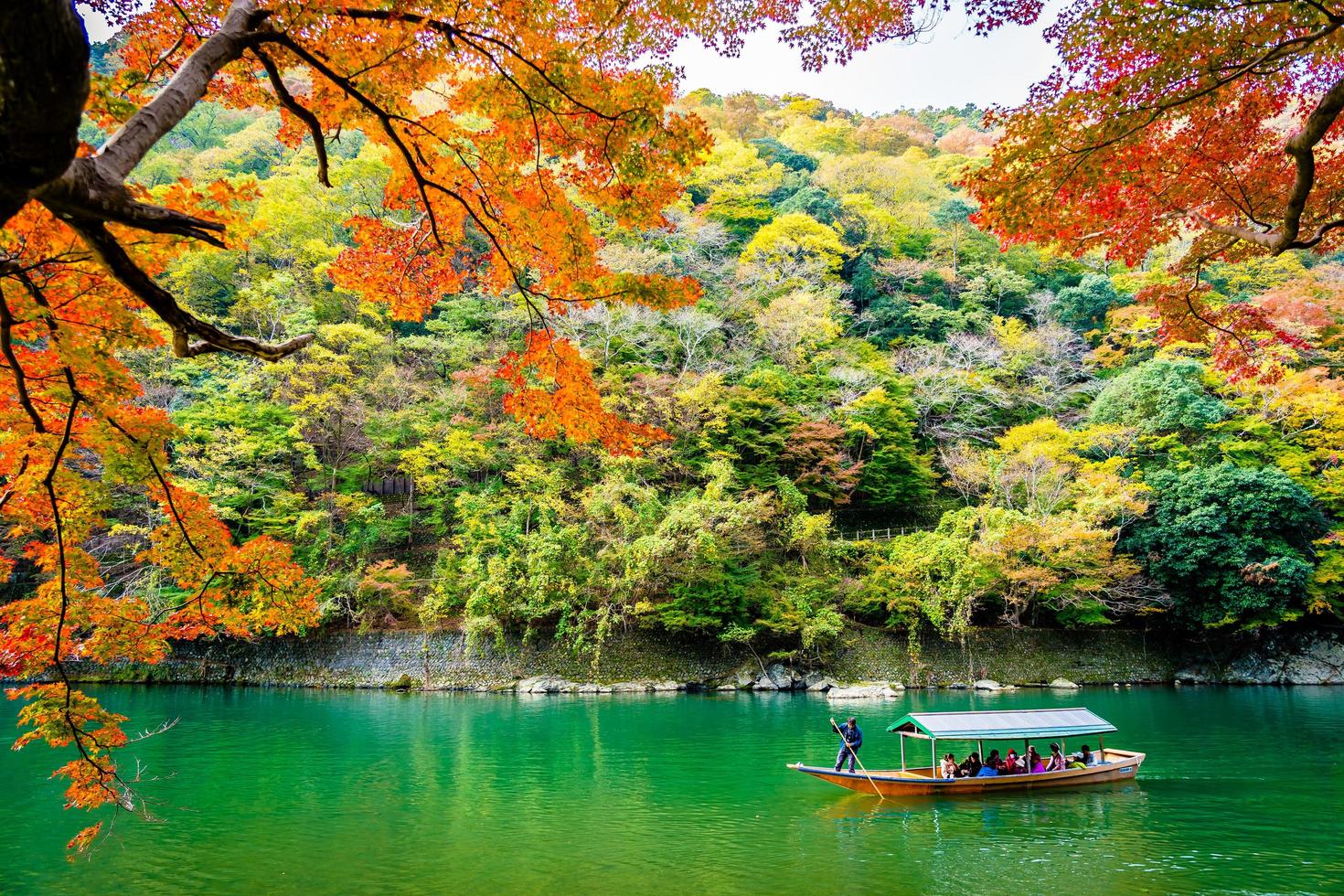 boot op de arashiyama-rivier in kyoto, japan foto