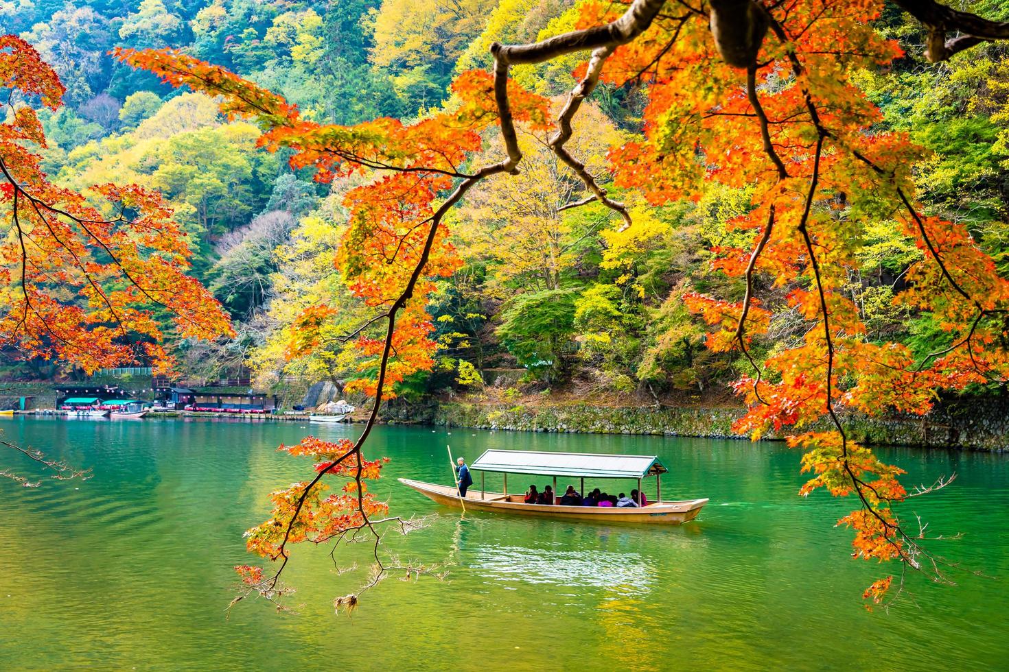 boot op de arashiyama-rivier in kyoto, japan foto