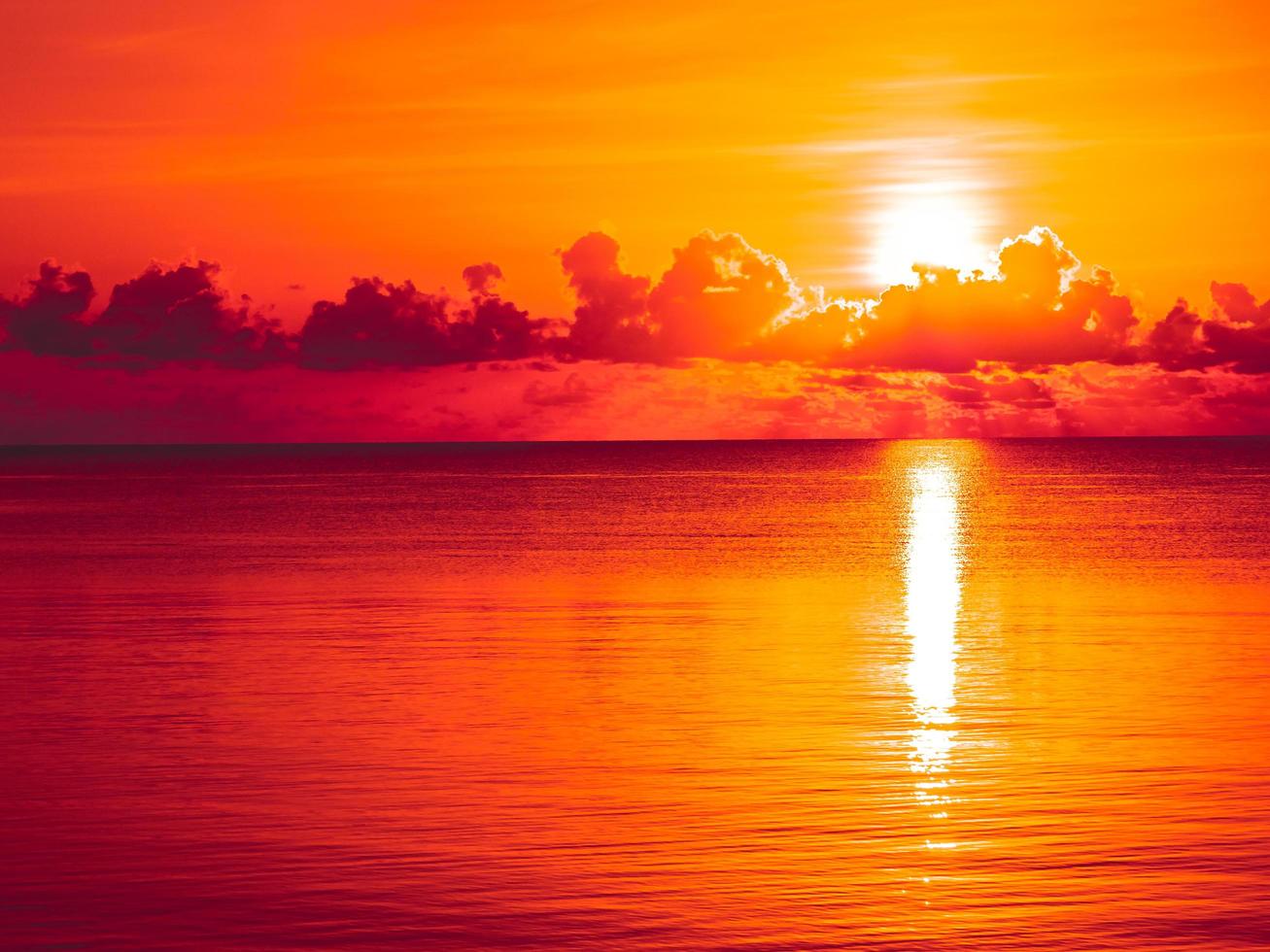 zee bij zonsondergang foto