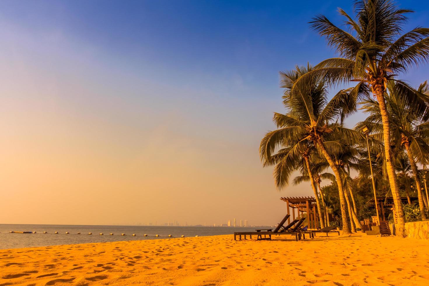 prachtig strand en zee met palmbomen foto