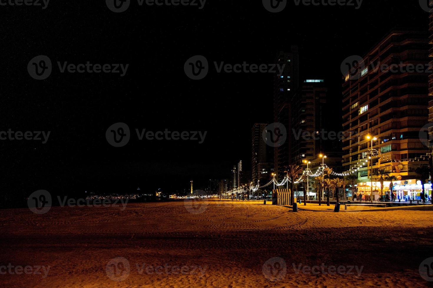 kust strand landschap met promenade Bij nacht in benidorm, Spanje foto