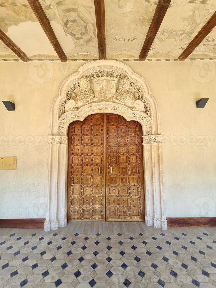 historisch Ingang met paleis van de aanmeert in Spanje achtergrond zonder mensen foto