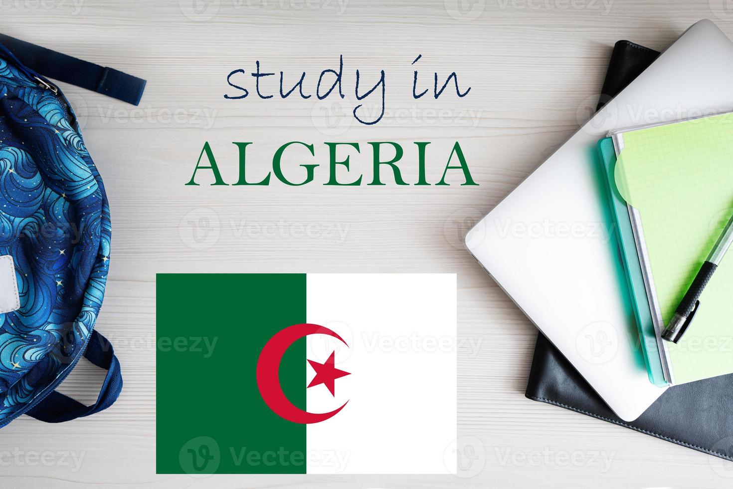 studie in Algerije. achtergrond met kladblok, laptop en rugzak. onderwijs concept. foto