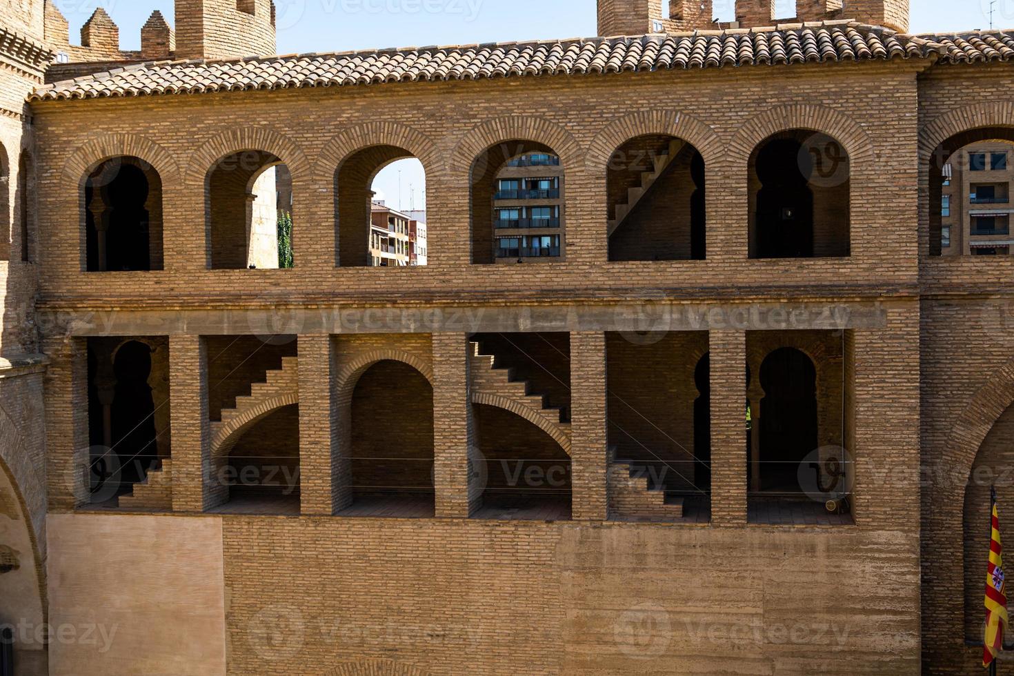 groot historisch paleis in saragossa Spanje Aan een warm zonnig dag binnen foto