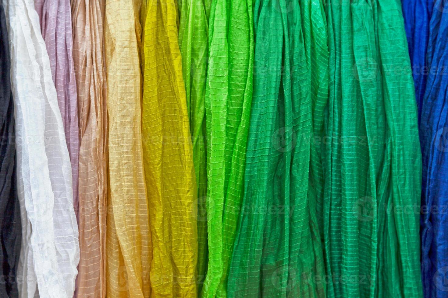 rij van kleurrijk zijde sjaals voor uitverkoop foto