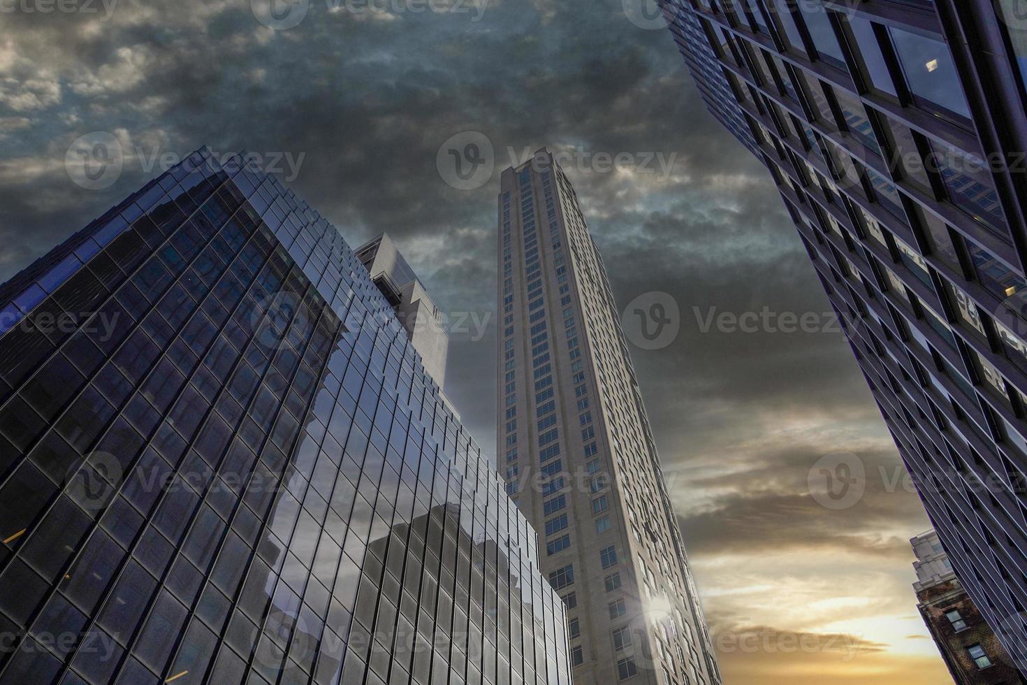 nieuw york Manhattan wolkenkrabbers visie van de straat naar de top van de gebouw Aan zonnig Doorzichtig dag foto