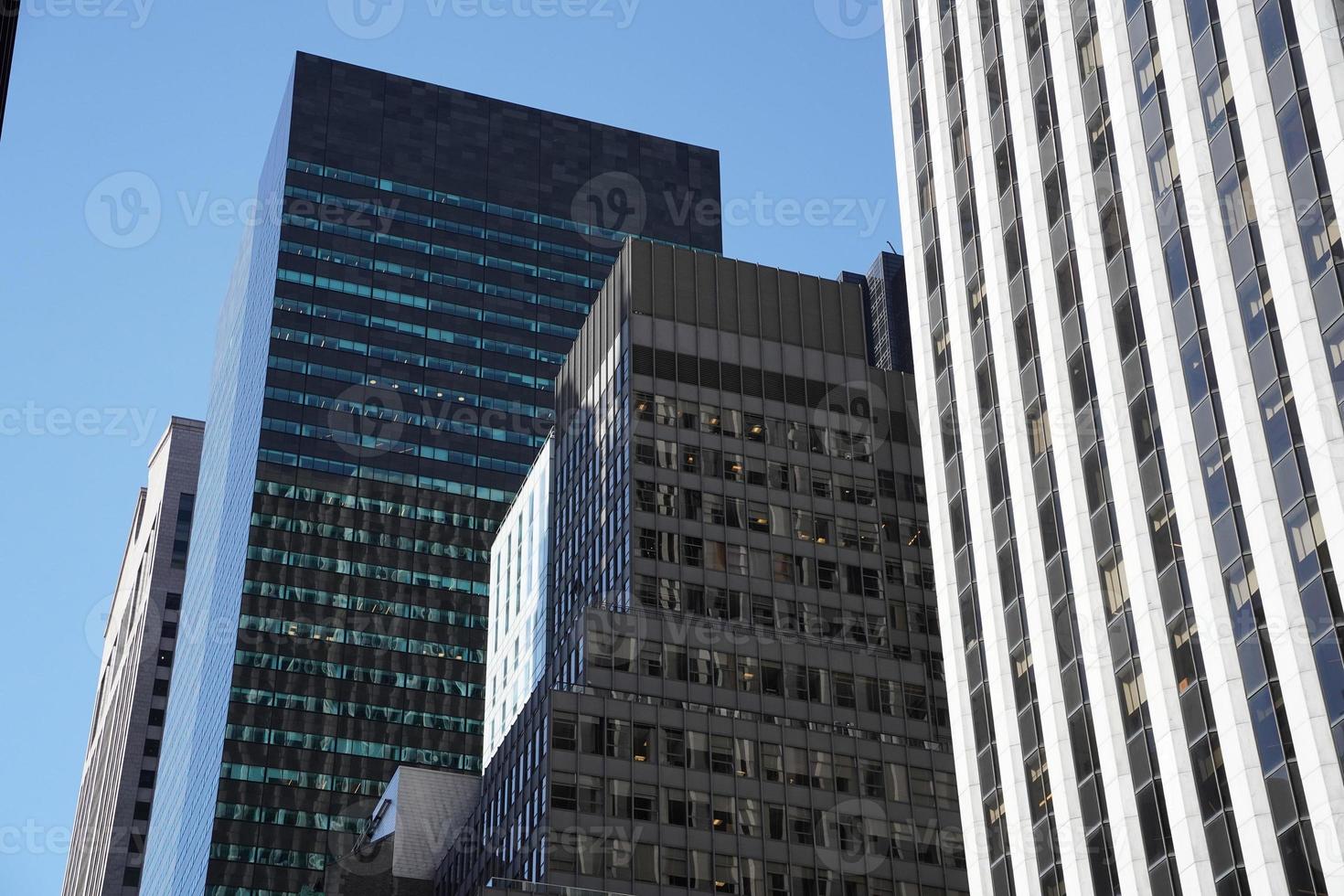 nieuw york Manhattan wolkenkrabbers visie van de straat naar de top van de gebouw Aan zonnig Doorzichtig dag foto