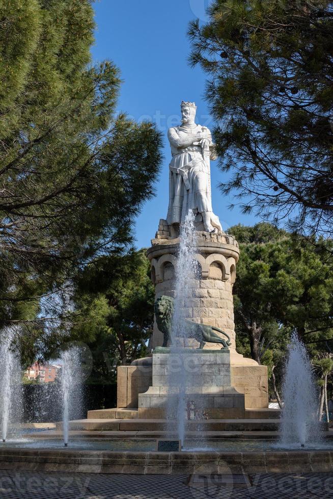 groot koning standbeeld in een park in Zaragoza, Spanje Aan een warm voorjaar dag foto