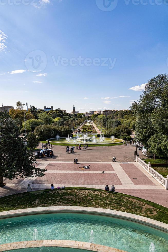 stedelijk landschap van de Spaans stad van zaragoza Aan een warm voorjaar dag met fonteinen in de mijlpaal park foto