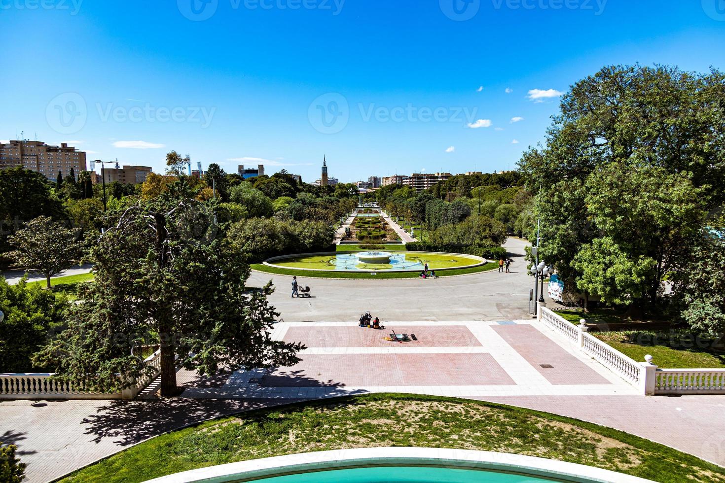 stedelijk landschap van de Spaans stad van zaragoza Aan een warm voorjaar dag met fonteinen in de mijlpaal park foto