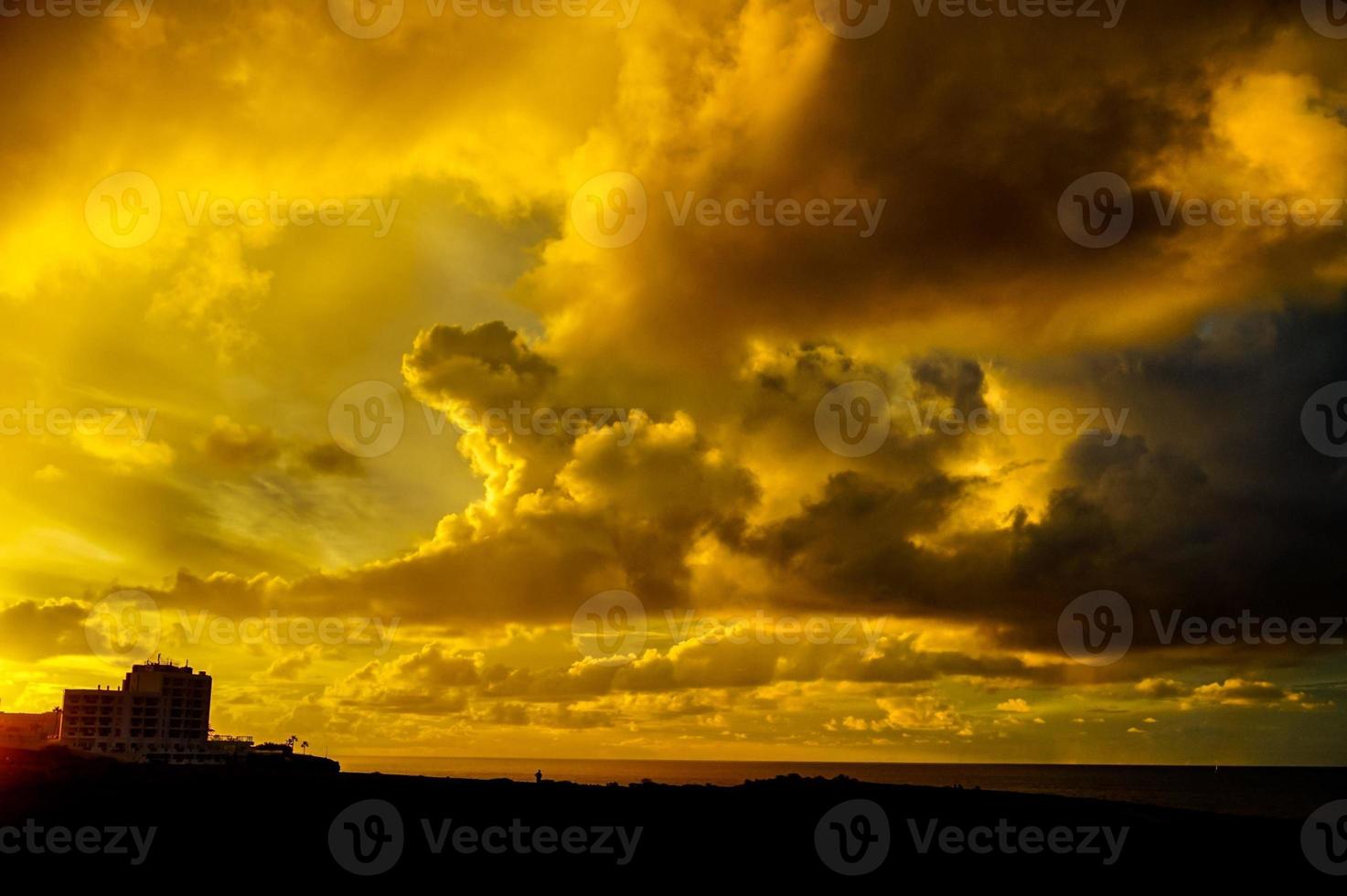 prachtig uitzicht op de zonsondergang foto