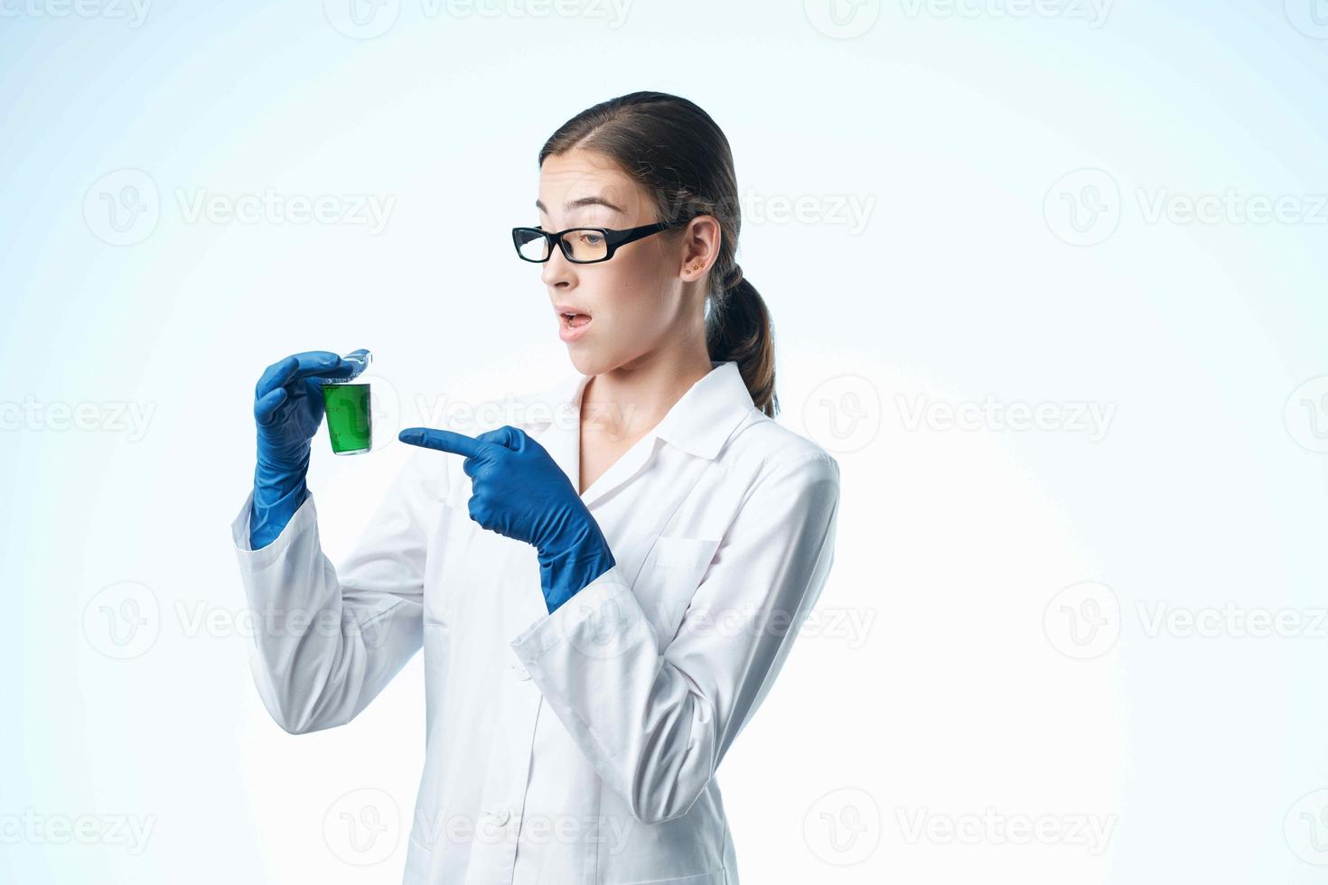 laboratorium assistent in wit jas chemisch oplossing analyses professioneel wetenschap foto