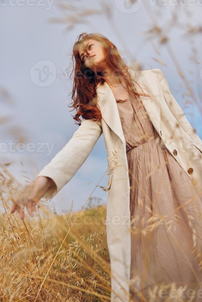 vrouw tarwe platteland landschap vrijheid oogst foto