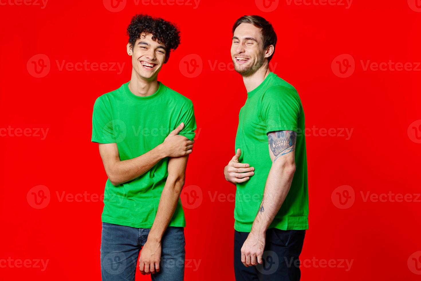 vrolijk vrienden in groen t-shirts communicatie emoties geïsoleerd achtergrond foto