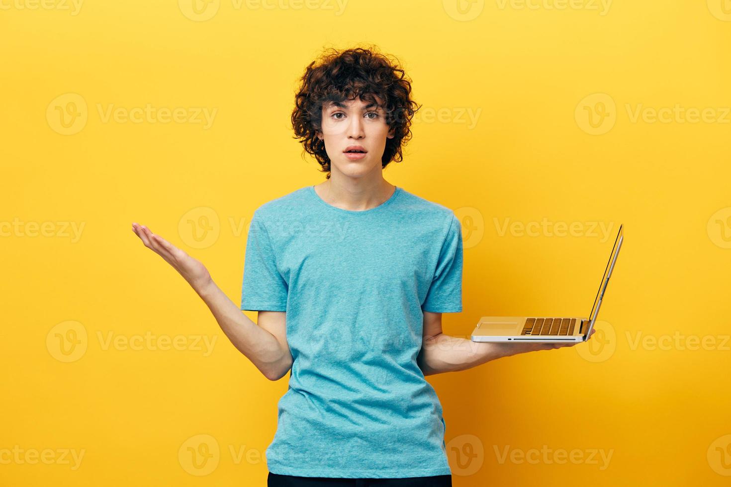 leerling laptop online babbelen communicatie geel achtergrond foto