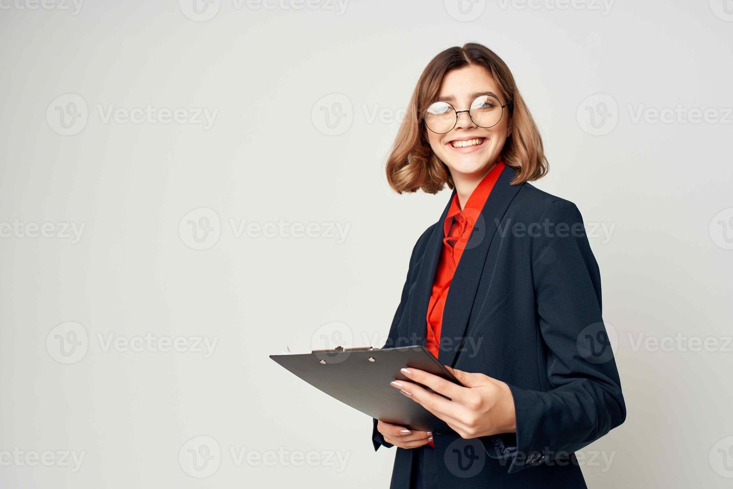 vrolijk bedrijf vrouw in een pak met documenten emoties werk manager foto