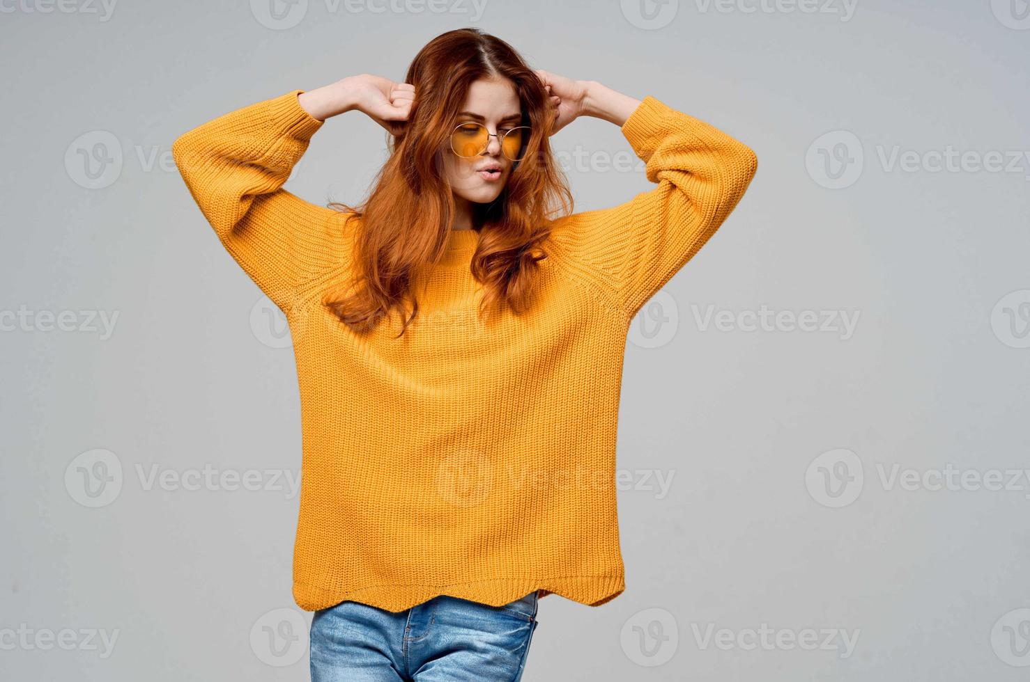 mooi vrouw in een geel trui mode bril studio model- foto