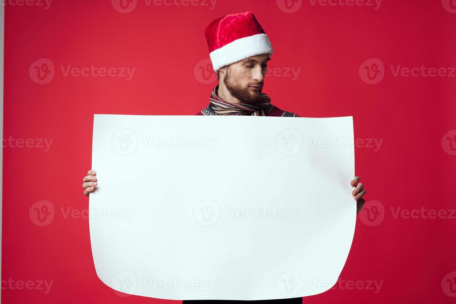 knap Mens in een Kerstmis wit mockup poster geïsoleerd achtergrond foto