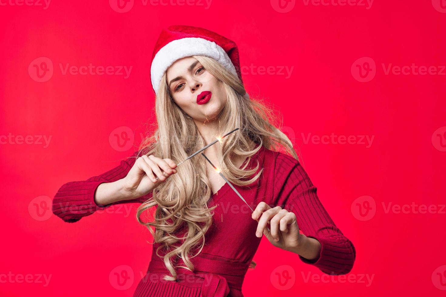 blij vrouw in de kerstman hoed Kerstmis vakantie decoratie sterretjes foto