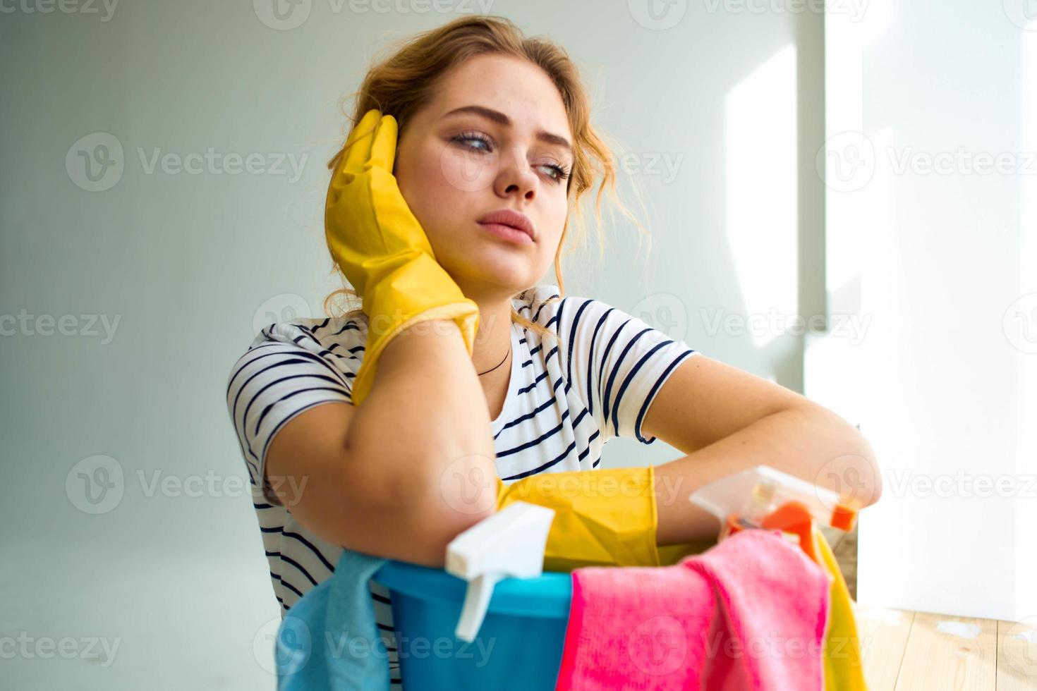 vrouw Holding in hand- wasmiddel schoonmaak huis zorg levensstijl foto