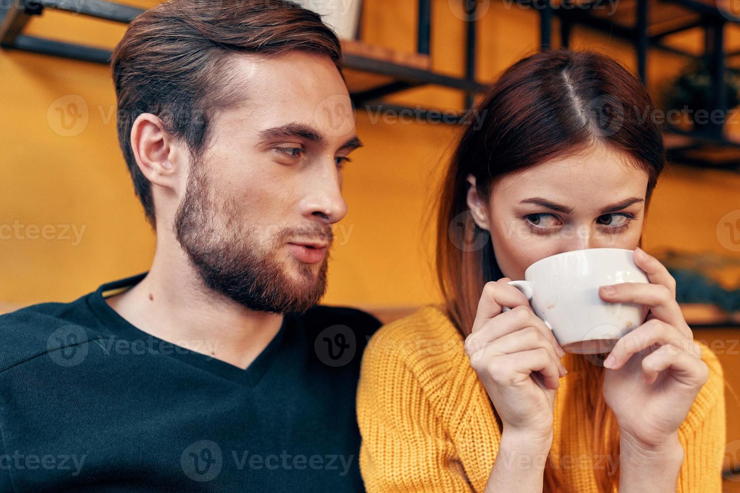 portret van een Mens in een trui en een vrouw met een kop van koffie interieur kamer foto