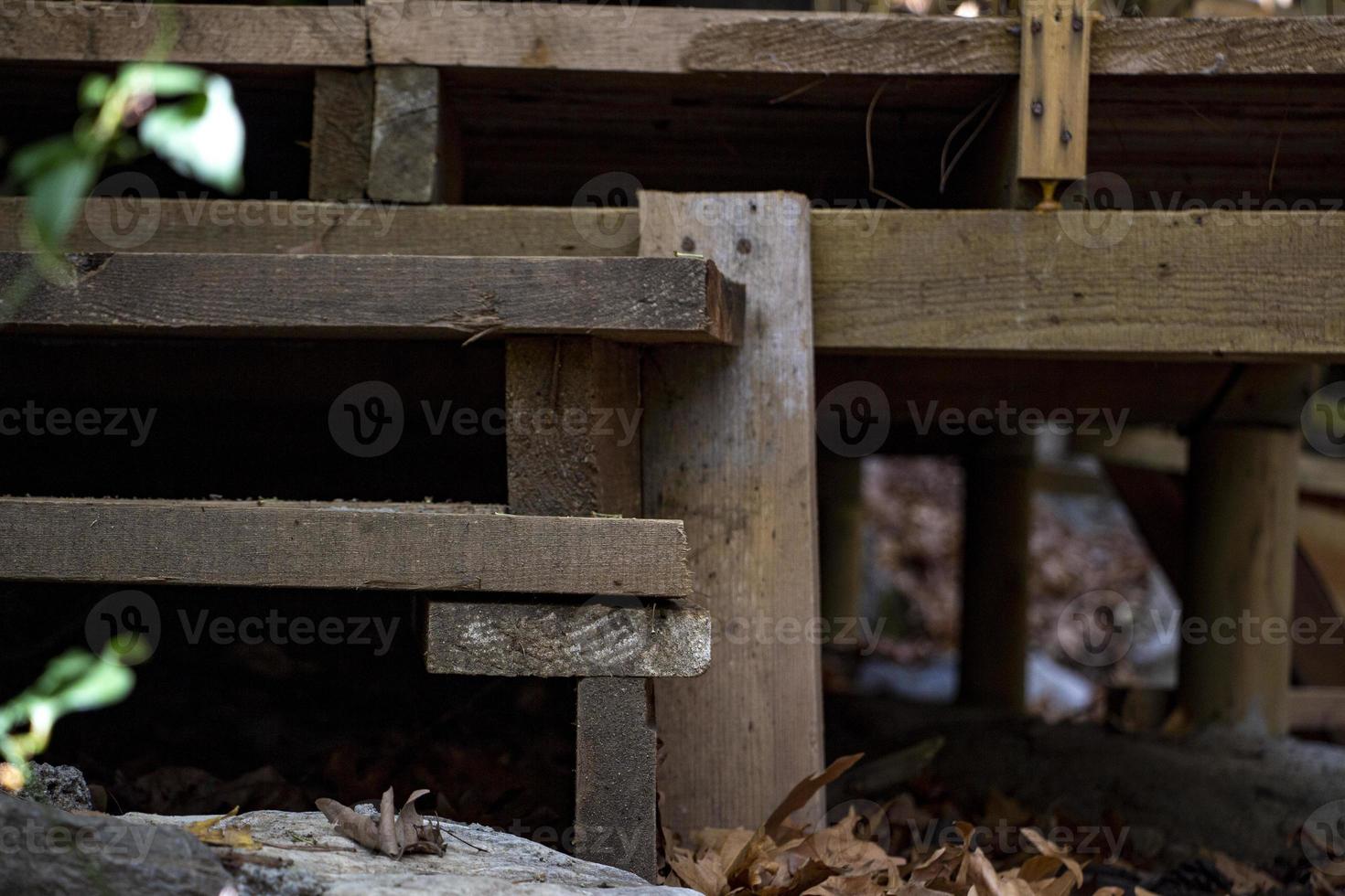 een houten bank in de tuin. houten trap in de park. foto