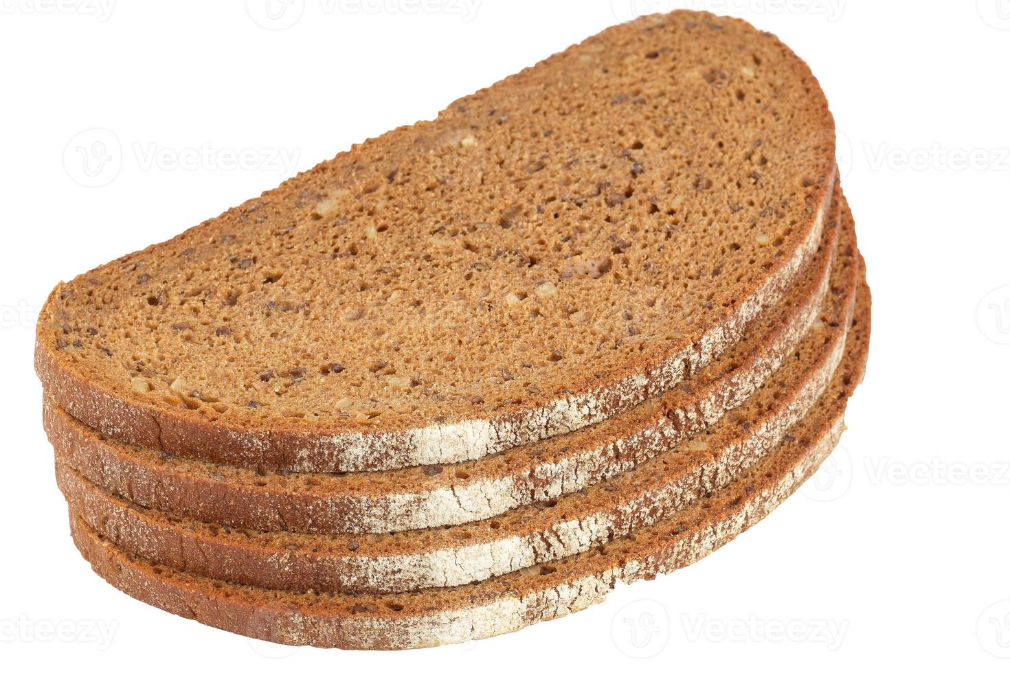 plak van geheel maaltijd geroosterd brood geïsoleerd Aan een wit achtergrond. integraal brood. foto