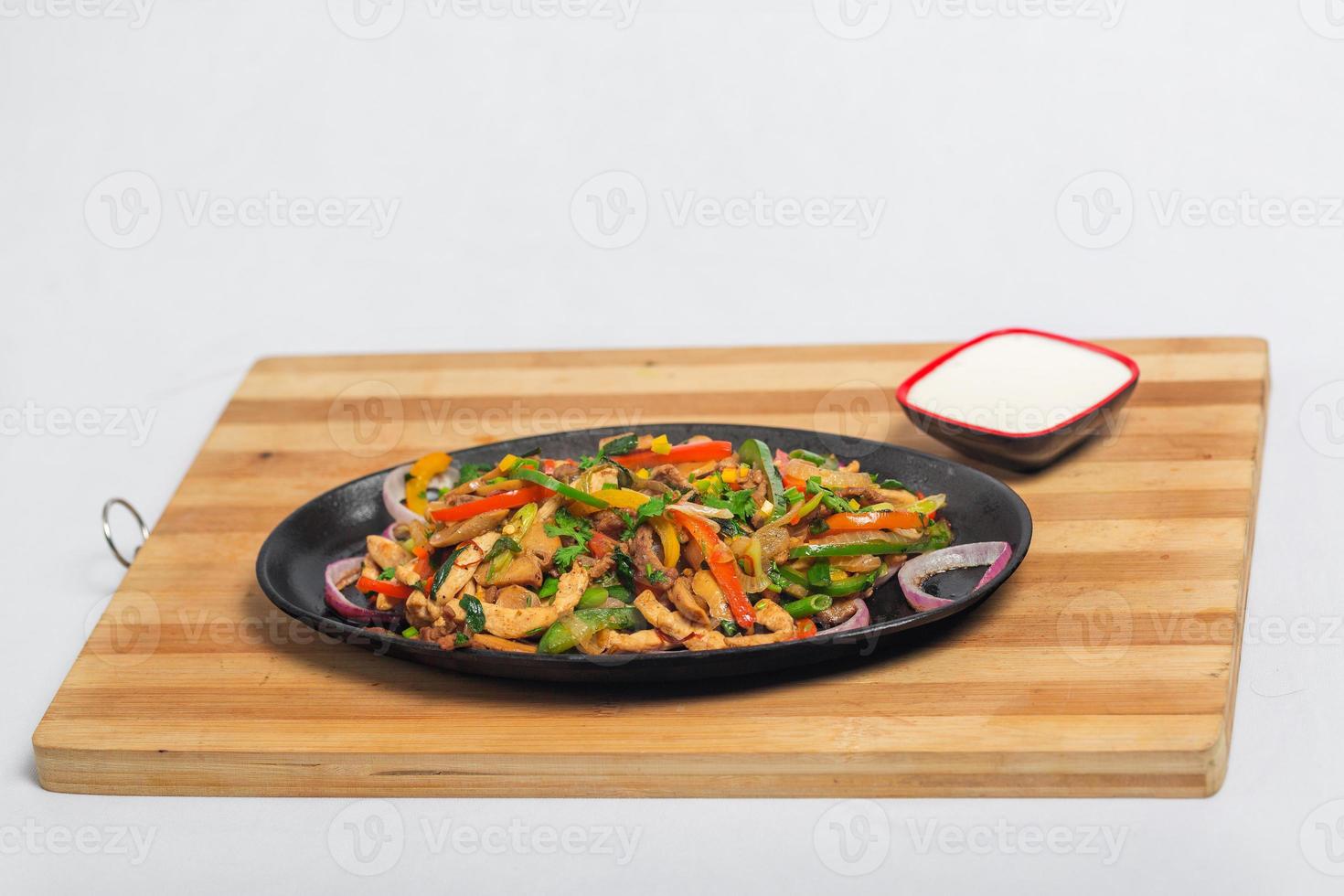 kip paddestoel en paprika roeren bakken recept geserveerd Aan een sissend bord. kip fajita recept, Aziatisch recepten. foto