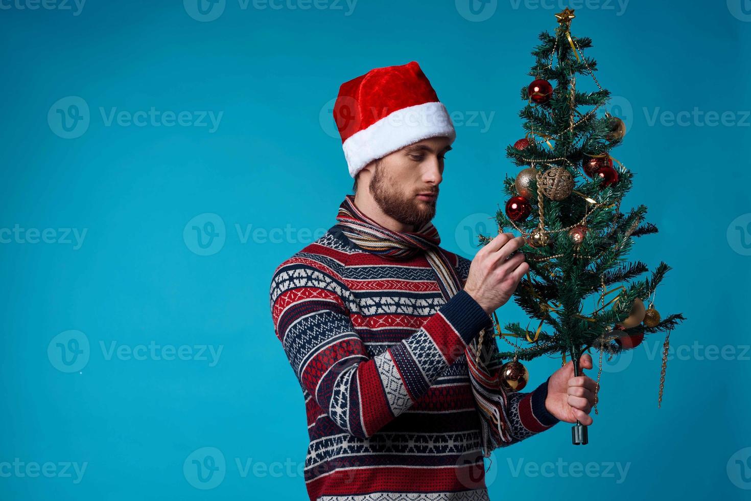 emotioneel Mens in een de kerstman hoed Holding een banier vakantie blauw achtergrond foto