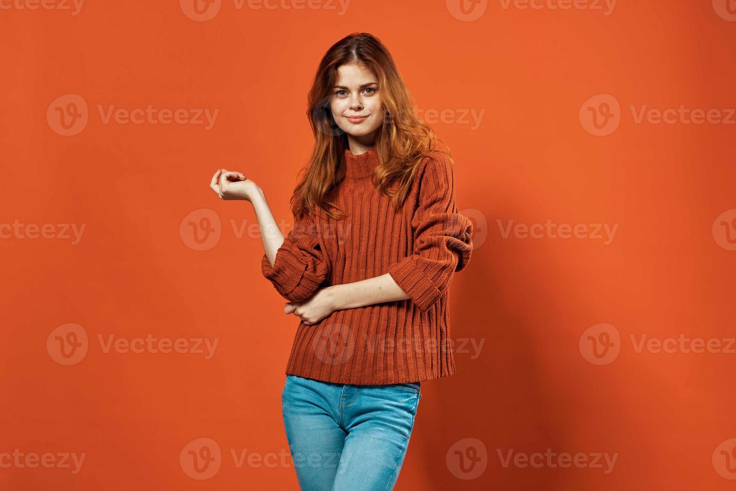 vrouw met rood haar- poseren hand- gebaren pret studio foto