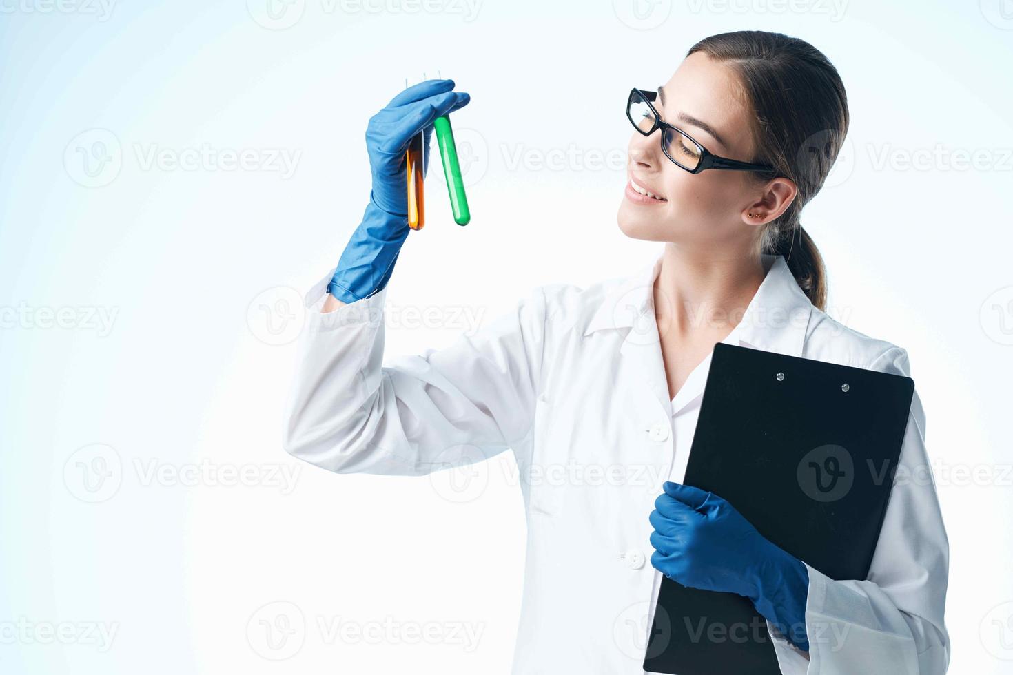 vrolijk vrouw laboratorium assistent chemisch oplossing analyses Onderzoek licht achtergrond foto