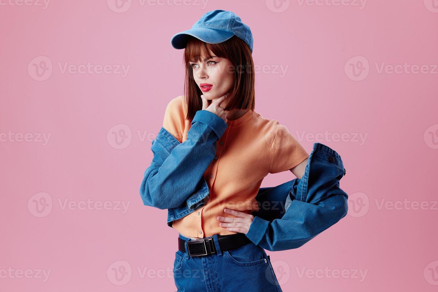 schoonheid mode vrouw denim kleding mode poseren pet kleur achtergrond ongewijzigd foto