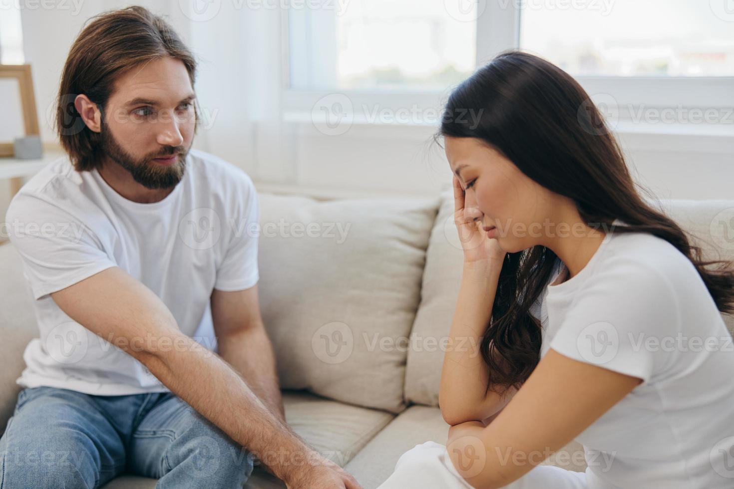 een Aziatisch vrouw is verdrietig en huilen met haar mannetje vriend Bij huis. spanning en misverstand in een verhouding tussen twee mensen en ondersteunen elk die van anderen mentaal en emotioneel welzijn foto