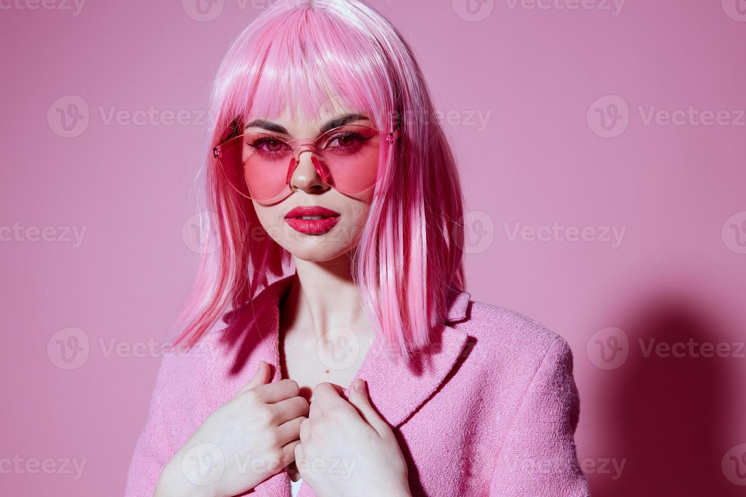 jong positief vrouw helder bedenken roze haar- aantrekkingskracht elegant bril kleur achtergrond ongewijzigd foto