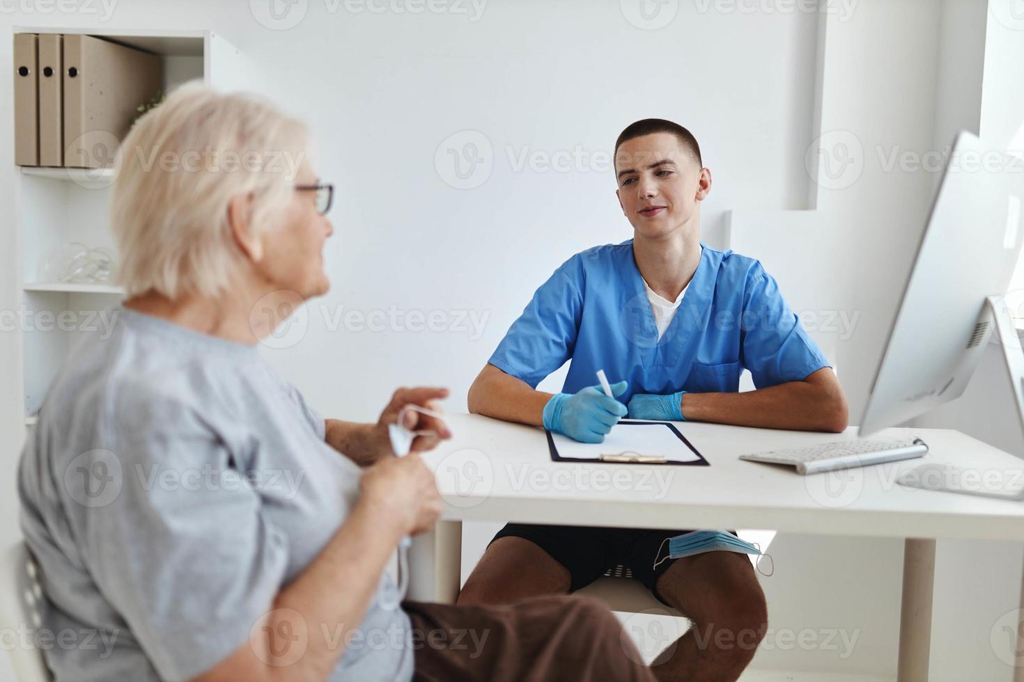 een ouderen vrouw is onderzocht door een dokter Gezondheid zorg foto